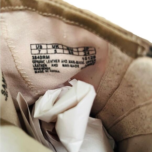 Womens Timberland Earthkeepers
Ankle Boots 3840R Beige Grey Zip Up
Boots size 7 - Picture 10 of 11